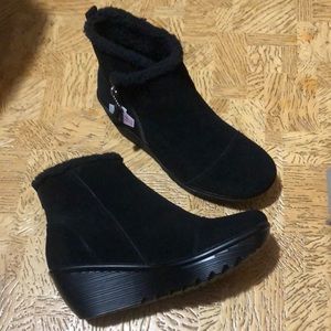 Water repellent ankle boots by Skechers